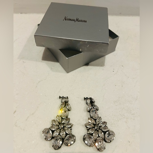 Beautiful clip (unpierced) stunning Vera Wang earrings - Picture 3 of 6